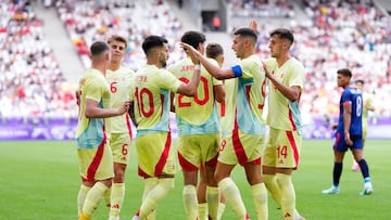 BURDEOS (FRANCIA), 27/07/2024.- El centrocampista español Alex Baena (3i) celebra con sus compañeros tras anotar el 1-2 ante R.Dominicana durante el partido del Grupo C de fútbol masculino de los Juegos Olímpicos de París 2024 disputado este sábado en el Estadio de Burdeos. EFE/ M. Reino
