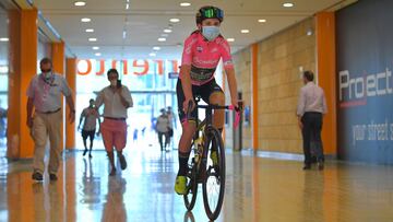 La ciclista neerlandesa Annemiek Van Vleuten porta la maglia rosa de l&iacute;der durante el Giro Rosa 2020.