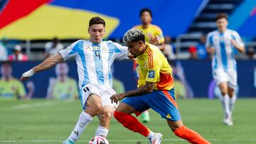 Montiel (izquierda), contra Luis Diaz en el Colombia-Argentina.