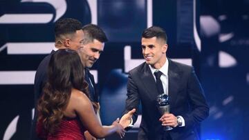 João Cancelo, premiado por la FIFA.