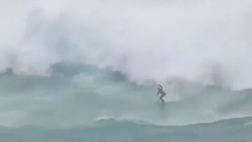 Un surfista surfeando el outside de la ola gigante de O Portiño (A Coruña, Galicia, España) durante el temporal de mar y viento del 14 de diciembre del 2020.