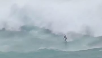 Un surfista surfeando el outside de la ola gigante de O Porti&ntilde;o (A Coru&ntilde;a, Galicia, Espa&ntilde;a) durante el temporal de mar y viento del 14 de diciembre del 2020. 