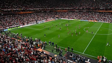 Players warm up prior to the UEFA Europa League final football match between Tottenham Hotspur and Manchester United at the San Mames stadium in Bilbao on May 21, 2025. (Photo by ANDER GILLENEA / AFP)