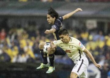 Así se vivió tanto en la cancha como en la cancha la rivalidad entre Águilas y Pumas la noche del sábado en el Azteca.