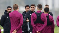 Diego Alonso, con varios jugadores en un entrenamiento.