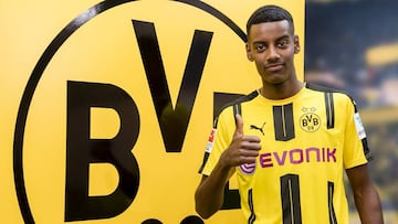 Alexander Isak posa con la camiseta del Borussia Dortmund.