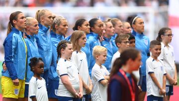 Soccer Football - Women's International Friendly - England v Portugal - Stadium MK, Milton Keynes, Britain - July 1, 2023  England's Mary Earps and Alex Greenwood line up with teammates before the match REUTERS/Molly Darlington