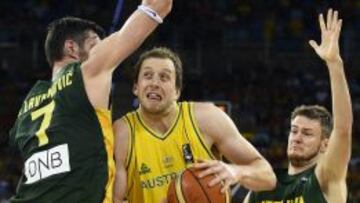 Joe Ingles, el mejor de Australia con 18 puntos, trata de superar a Darjus Lavrinovic (Lituania).