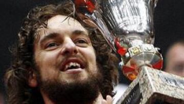 <b>QUIERE MÁS.</b> Gasol, con el trofeo conseguido en tierras niponas.