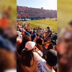 Bañan en líquidos a aficionado de Monterrey por gritar gol de su equipo