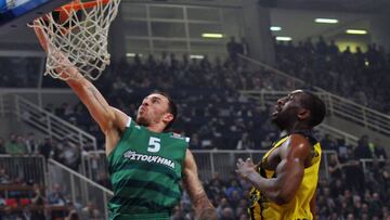 Mike James, uno de los insumisos, durante el partido contra el Fenerbahçe.