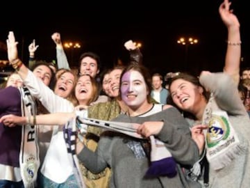 Los seguidores madridistas celebran el triunfo de su equipo en Cibeles.