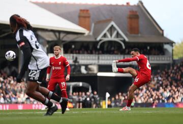 Lanzamiento de libre directo de Trent Alexander-Arnold en el mítico estadio del Fulham, Craven Cottage. 