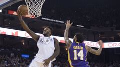 Jordan Bell anota ante Brandon Ingram.