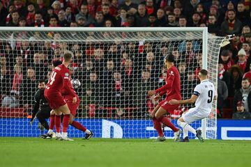 2-4. Combinaci¨®n de Rodrygo con Karim Benzema y el disparo lo desv¨ªa Joe Gomez despistando a Allison Becker.