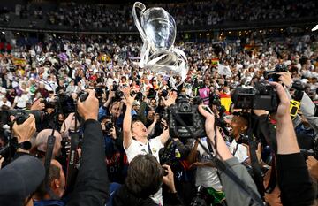 PARIS, FRANCE - MAY 28: Luka Modric of Real Madrid lifts the UEFA Champions League trophy whilst surrounded by photographers whilst celebrating in front of the Real Madrid fans after the final whistle of the UEFA Champions League final match between Liverpool FC and Real Madrid at Stade de France on May 28, 2022 in Paris, France. (Photo by David Ramos/Getty Images)  DECIMOCUARTA ALEGRIA CELEBRACION TROFEO SEGUIDORES FOTON