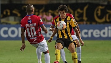 JJPANA2195. MONTEVIDEO (URUGUAY), 11/03/2020.- Facundo Pellestri (d) Pe&ntilde;arol disputa un bal&oacute;n con Serginho de Jorge Wilstermann este mi&eacute;rcoles en un partido del grupo C de la Copa Libertadores entre Pe&ntilde;arol y Jorge Wilstermann,