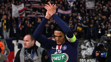 Bondoufle (France), 05/01/2020.- Paris Saint Germain's Edinson Cavani celebrates with fans after the French Cup round of 32 soccer match between Linas-Montlhery and Paris Saint-Germain, in Bondoufle, near Paris, France, 05 January 2020. (Francia) EFE