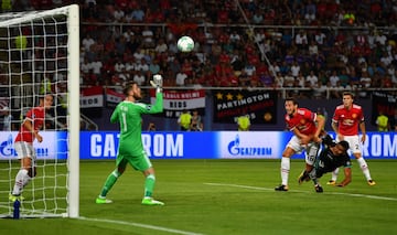 Casemiro mandó el balón al larguero. David De Gea.