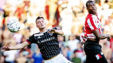 Eindhoven (Netherlands), 23/07/2019.- SV Eindhoven player Denzel Dumfries in action against FC Basel player Taulant Xhaka (L) during the second qualifying round for the Champions League match in Eindhoven, the Netherlands, 23 July 2019. (Liga de Campeones