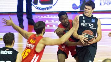 GRAF1830. MURCIA, 19/11/2017.- El alero serbio de Retabet Bilbao Basket Dejan Todorovic (d) lucha por el balón ante el alero británico del Murcia Ovie Soko (c) durante el partido correspondiente a la novena jornada de la Liga Endesa disputado hoy en el Palacio de los Deportes de Murcia. EFE/Marcial Guillén