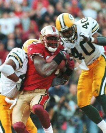 Dicen que las segundas partes nunca fueron buenas, pero como ocurre con las trilogías anteriormente citadas, El Padrino o La Guerra de las Galaxias, no es el caso de "La Recepción 2". Wild Card de la temporada 1998: los Niners se enfrentan contra los poderosos Green Bay Packers de un tal Brett Favre. Los Niners estaban tres arriba hasta que apareció Favre para conectar un touchdown a falta de menos de dos minutos. Los Packers eran una de las bestias negras de estos 49ers de Young, Rice y T. O. y parecía que iban a volver a ganar. Con el tiempo justo para una última jugada, Young lanzó el balón para que Terrell Owens lo cogiera entre defensores de Green Bay, como se ve en la foto, y la segunda de tres recepciones milagrosas tuviera lugar. Los Niners pasaron de ronda imponiendose a su bestia negra en el último segundo con este "The Catch II".