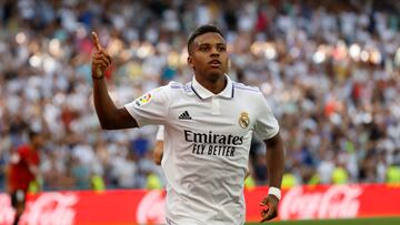 MADRID, 11/09/2022.- El delantero brasileño del Real Madrid, Rodrygo celebra su tanto, el 3-1 ante el RCD Mallorca durante el partido correspondiente a la jornada 5 de LaLiga disputado ante el RCD Mallorca, este domingo en el estadio Santiago Bernabéu. EFE/ Juanjo Martín