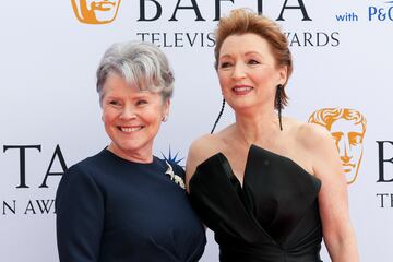 Imelda Staunton y Lesley Manville durante la alfombra roja de los premios BAFTA 2023.