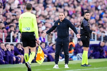 Protesta del entrenador del Mallorca, Jagoba Arrasate, al cuarto árbitro del encuentro.