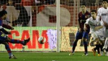 <b>HA PERDIDO EL TACTO. </b>La inactividad de Ronaldinho ha provocado que el brasileño haya perdido el tacto en el lanzamiento de las faltas.