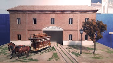 En el museo de la EMT Madrid hay una recreación a escala de un tranvia del siglo XIX tirado por caballos y que iba por carriles en Madrid. 