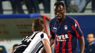 Crotone&#039;s Niferian forward, Simy (R) challenges Juventus&#039; defender Daniele Rugani during the Italian Serie A football match FC Crotone vs Juventus on April 18, 2018 at the Ezio Scida stadium in Crotone.  / AFP PHOTO / GIOVANNI ISOLINO