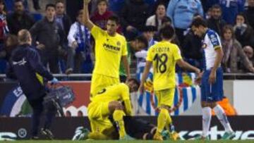 El portero del Villarreal Sergio Asenjo, rodeado de sus compañeros, permanece en el suelo tras el golpe que ha recibido en el cuello.