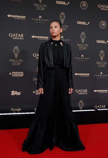 Claudia Martínez del Club Olimpia posa a su llegada antes de la ceremonia de entrega del Balón de Oro 2025.