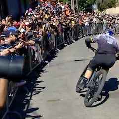 "¡No puedo creer lo que está haciendo Tomáš Slavík con el tobillo pulverizado!"