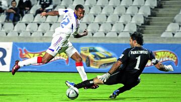 France&#039;s Thierry Henry (L) scores past Cyprus&#039; goalkeeper Nikos Panayiotou in their World Cup European zone Group Four qualifier against Cyprus at GSP Stadium in Nicosia, Cyprus October 13 2004.   REUTERS/Charles Platiau
 PUBLICADA 14/10/04 NA M