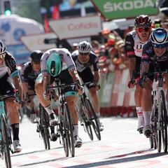 Philipsen se impone a Jakobsen en la meta