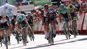 GRAF3540. BURGOS, 15/08/2021.- El ciclista belga del Alpecin Fenix, Jasper Philipsen (3d), consigue la victoria en la segunda etapa de la Vuelta a España, de 166,7 kilómetros, celebrada hoy domingo entre Caleruega y Burgos. EFE/ Manuel Bruque