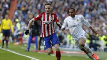 Saúl y Danilo pelean por un balón durante el derbi madrileño entre Real Madrid y Atlético de Madrid.