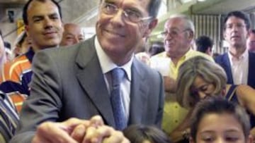 El candidato a la presidencia del F.C. Barcelona, Jordi Majó, deposita su voto durante la jornada electoral de 2003.