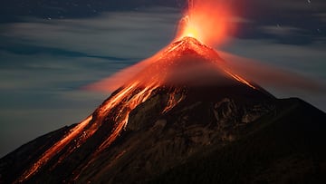 Situado entre los departamentos de Sacatepéquez, Escuintla y Chimaltenango, al centro-sur de Guatemala siendo el volcán más activo de Centroamérica. Su última erupción importante fue el 12 de diciembre de 2022 generando columnas de ceniza de 5000 metros de altura sobre el nivel del mar según confirmaron las autoridades.