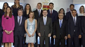 Foto de familia del presidente del Gobierno, Mariano Rajoy, con los premiados en la Gala del COE.