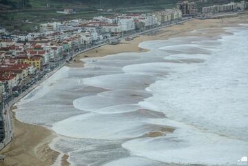 Las grandes olas de Dora se comieron la gran playa de esta localidad de Portugal.