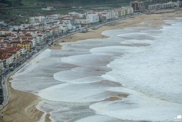 Nazaré, en alerta roja por olas gigantes y el temporal de la borrasca Dora