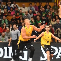 Los triples de Divina Joventut destrozan a Iberostar Tenerife