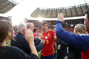 Campeón de Europa con España siendo titular, capitán general de la Real Sociedad que cayó en octavos de Champions y uno de los mejores centrales de la Liga esta temporada. Llega para revertir la situación actual del Atleti y volver a implantar la solidez en la zaga. Un central de los que le gustan al Cholo. Fuerte, va bien al choque, sale victorioso de los duelos aéreos (2º jugador con más duelos aéreos ganados en la Liga) y con buena salida de balón.