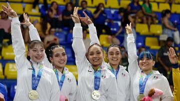 AMDEP4990. SAN SAN SALVADOR (EL SALVADOR), 25/06/2023.- Las integrantes del equipo de México posan con la medalla de oro en el podio de la gimnasia artística femenina equipos hoy, durante los Juegos Centroamericanos y del Caribe en San Salvador (El Salvador). EFE/ Rodrigo Sura
