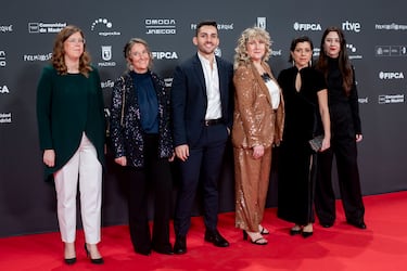 La directora de cine Mar Olid (3d) posa en la alfombra roja de la 31 edición de los Premios José María Forqué.