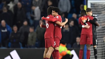 Luis Díaz y Trent Alexander-Arnold celebrando el triunfo de Liverpool sobre Leeds United en Elland Road por Premier League.