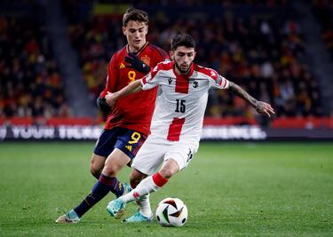 Azarovi protege una pelota ante Gavi.